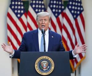 El presidente de los Estados Unidos, Donald Trump, hace un gesto mientras habla durante la sesión informativa diaria sobre el nuevo coronavirus, que causa COVID-19, en el Jardín de las Rosas de la Casa Blanca. Foto: Agencia AFP.