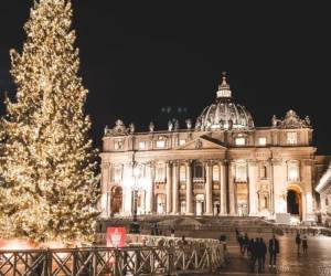 Imagen de ilustración sobre el imponente árbol de Navidad que año con año se coloca en la plaza de San Pedro en la Ciudad del Vaticano. Hay renuencia de miles de personas para talar el designado de 2024.