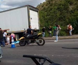 Desgarradora escena donde perdió la vida una joven tras un fatal accidente entre una motocicleta y un camión. El hecho ocurrió en la cuesta El Chile de la capital de Honduras.