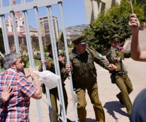 La policía impide que manifestantes antigubernamentales ingresen al Congreso en Valparaíso. Foto: Agencia AP.