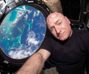 El astronauta Scott Kelly, y la Tierra al fondo. Quizás el mejor selfie que has visto.