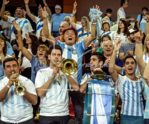 Fans de Argentina tocan música para animar a su equipo durante un partido de tenis de la Copa Davis contra Colombia en San Juan, Argentina, el sábado 15 de septiembre de 2018. (AP Foto/Sergio Llamera)