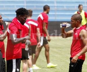 Los jugadores se tomaron un tiempo para refrescarse por el calor (Foto: Neptalí Romero)