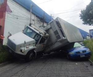 Así quedaron ambos vehículos tras el aparatosos accidente registrado esta mañana.