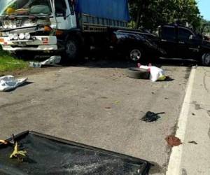 El conductor del pick-up perdió el control del vehículo impactando contra un camión que estaba estacionado a la orilla de la carretera. Foto: Cortesía.