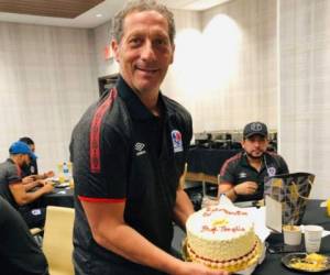 El plantel del Olimpia celebró a lo grande el cumpleaños de su entrenador en Estados Unidos. Foto: @CDOlimpia en Twitter