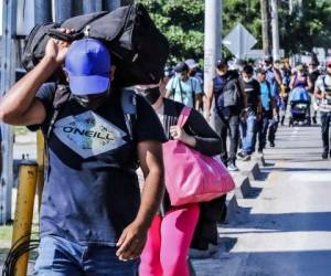 Unos 500 hondureños, nicaragüenses, haitianos, cubanos y venezolanos salieron en caravana el sábado desde San Pedro Sula rumbo a EE UU. Foto: AFP