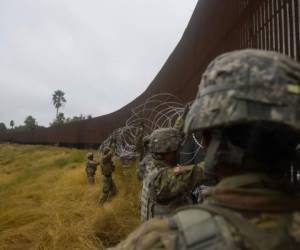 Brigada de la Policía Militar, proporciona seguridad en el apoyo del Departamento de Defensa de la frontera suroeste. Miles de soldados más se dirigirán a la frontera de EE. UU. Y México, el Secretario de Defensa interino Patrick Shanahan. Agencia AFP.