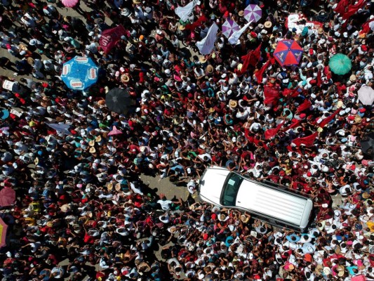 Imagen aérea que muestra a los partidarios del candidato presidencial de México para el partido MORENA, Andrés Manuel López Obrador. Agencia AFP.