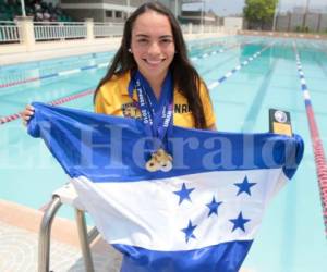 Gabriela Vilorio porta con orgullo la Bandera Nacional de Honduras. La atleta cumple su rol de país desde el deporte. Foto: Juan Salgado.