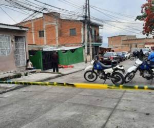 El cuerpo de la fémina quedó tirado sobre la acera de la populosa colonia capitalina.