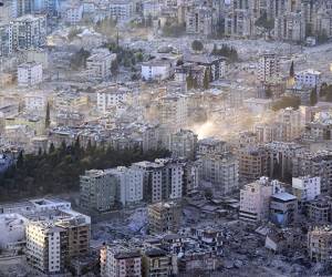 Una fotografía aérea tomada este 20 de febrero de 2023 muestra edificios dañados y derrumbados en Antakya, al sur de Turquía.