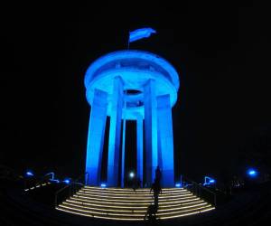 El emblemático Monumento a la Paz se alzal imponente sobre el cerro Juana Laínez, ubicado al sureste de Tegucigalpa. Desde lo alto, ondea permanentemente el Pabellón hondureño, visible a lo lejos entre las luces de la ciudad durante la noche.