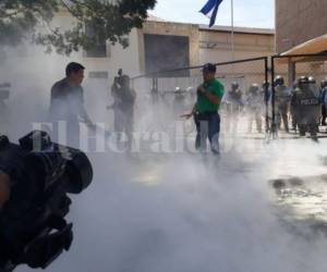 Agentes antimotines y manifestantes se enfrentaron durante la tradicional marcha realizada para conmemorar del Día del Trabajo En Honduras.