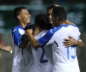 Los jugadores hondureños celebran el gol de Alvarado.