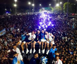 En medio de un mar de personas, la selección de Argentina arribó la madrugada de este martes a Argentina luego de lograr su tercera copa del mundo en Qatar.