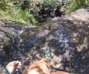 La joven estaba en la cima de la cascada Snow Lake Trail en Estados Unidos. Foto: Captura video