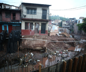Las precipitaciones causaron inundaciones y también que se derribara una casa en el sector Los Jucos del barrio Morazán.