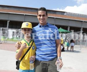 Vlamir junto a su hijo Matheus lució una camisa con la H y aseguró que la Bicolor ganará su encuentro ante Argelia por dos goles, fotos: Juan Salgado/El Heraldo.