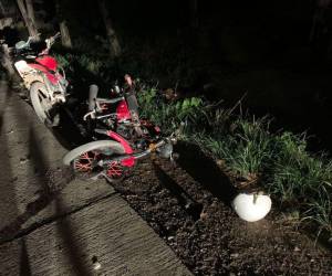 Las motocicletas donde se transportanban los jóvenes quedaron tendidas en el pavimento.