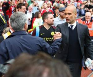 José Mourinho se saluda con Pep Guardiola en el duelo uno de esta temproada en casa del United.