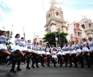 17 bellas palillonas recorrieron las calles de San Pedro Sula engalanando los desfiles de independencia patria este 15 de septiembre. Todas ellas pertenecen al Instituto José Trinidad Reyes.