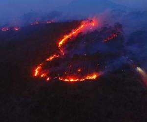 Desde las 3:00 de la tarde de este jueves, equipo de los Bomberos, Copeco, Fuerzas Armadas y del ICF luchan por apagar las llamas.