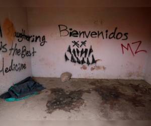 Un irónico mensaje de bienvenida es lo primero que se observa dentro de la vivienda en la que habrían sido torturados y asesinados los cinco jóvenes desaparecidos en Lagos de Moreno, Jalisco, México. La propiedad, que parece salida de una película de terror, cuenta a través de sus paredes los horrores que han ocurrido en su interior. A continuación las imágenes de su recorrido.