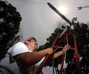 Javier Caceres makes generator tests to see if it works. The goal is to make the mill energy becomes a solution to the problem of power rationing their community. Photo by Johny Magallanes.