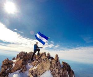 Una foto del hondureño Ronald Quintero en la cima de la montaña Shasta Summit, California, con 4,322 metros de altura, foto: Facebook Ronald Quintero.