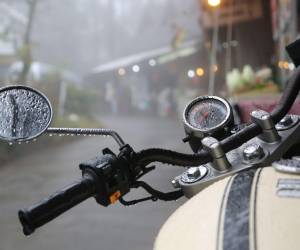 Los conductores de moto están menos protegidos ante cualquier accidente de tránsito e inclemencias climatológicas. Tomar medidas puntuales es un deber con su propia vida.