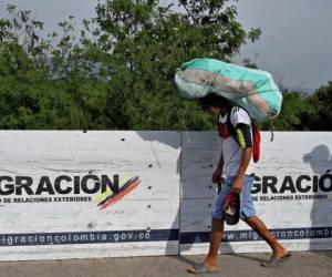 Un hombre cruza el puente internacional Francisco de Paula Santander desde Ureña, Venezuela hasta Cúcuta, Colombia. Foto AFP