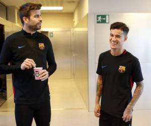 Gerard Piqué junto a Philippe Coutinho previo al entrenamiento del Barcelona.