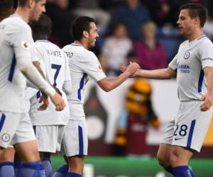 El centrocampista español del Chelsea Pedro y el defensa español del Chelsea Cesar Azpilicueta celebran su primer gol durante el partido de fútbol de la Premier League. Foto:AFP