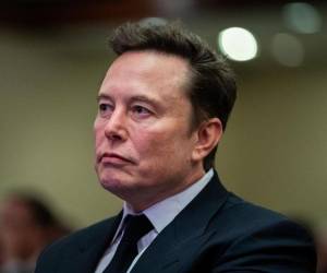 Elon Musk escucha al presidente electo de Estados Unidos, Donald Trump, durante una reunión con los republicanos de la Cámara de Representantes en el Hotel Hyatt Regency, en Washington.