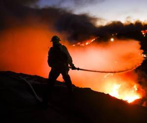 Un pavoroso incendio en uno de los barrios más acaudalados de Los Ángeles, donde viven varios famosos, forzó este martes la evacuación de 30.000 personas a medida que se propagan sin control las llamas, impulsadas por los fuertes vientos que azotan la región.