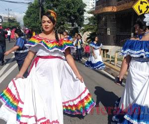 Un grupo desfiló portando vestidos típicos, con detalles representativos de la comunidad LGTBI+.