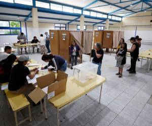 Los colegios electorales cuando daban comienzo este domingo a la segunda vuelta de las elecciones regionales de Chile, con la Región Metropolitana como principal disputa y en medio del escándalo.