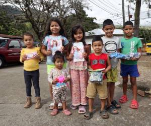 Este grupos de vecinitos fueron parte de los niños que recibieron sus obsequios durante el inicio de este 2025. Los pequeños fueron sorprendidos y se mostraron muy emocionados.