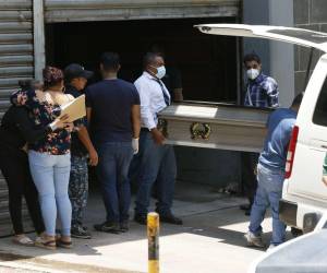 Los familiares de los jóvenes que murieron al enfrentarse a la Policía se mostraron consternados al momento de retirar los cuerpos de la morgue de Medicina Forense.