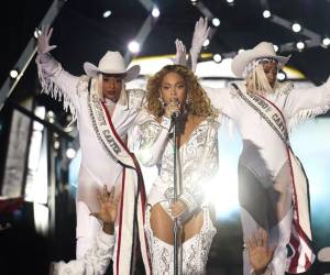 Beyoncé deslumbró en el espectáculo de medio tiempo de la NFL con el estreno en vivo de su proyecto “Cowboy Carter”.