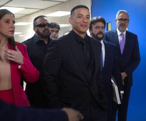 Mireddys González y su hermana tendrán hasta mañana para entregar los accesos corporativos, caso contrario podrían enfrentar una detención por desacato. La representación legal de Daddy Yankee y su aún esposa llegaron a este acuerdo que se espera sea respetado.