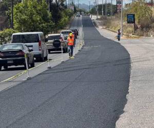 La maquinaria realiza los trabajos en los carriles que van hacia la zona norte de la ciudad, en las cercanías de la colonia Roble Oste.