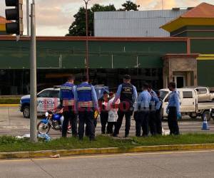 Miembros de la morgue capitalina se transportaron hacía el lugar para realizar el levantamiento del cuerpo.