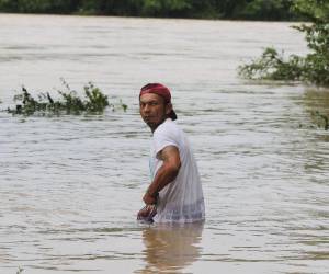 Las intensas lluvias provocadas por los remanentes de la tormenta tropical Sara continúan generando estragos en el sur de Honduras, dejando comunidades incomunicadas y pobladores angustiados.