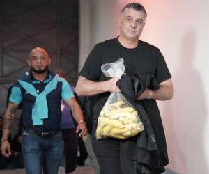 Diego Vázquez llegó al Nacional cargando una bolsa de bananos para sus jugadores.