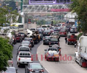 En el bulevar Fuerzas Armadas, a inmediaciones de un centro comercial, se localiza uno de los puntos conflictivos; en ambas vías se crea tráfico.