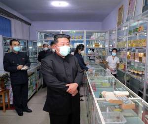 El propio Kim Jong Un ha inspeccionado las farmacias para conocer el abastecimiento de medicamentos.