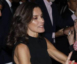 La reina Letizia de España, conocida por su estilo de vida saludable y su figura esbelta, ha compartido algunos detalles de su régimen alimenticio, desmintiendo mitos sobre sus preferencias.