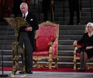 Carlos III junto a la reina consorte Camila frente a ambas cámaras del parlamento reunidas en Westminster.